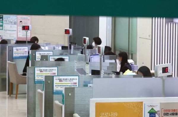 누적된 기준금리 인상과 경기침체 여파를 버티지 못한 취약 대출자들이 수면위로 올라오고 있다. 사진은 서울 시중은행 대출창구 모습. 본문과 무관. ⓒ연합