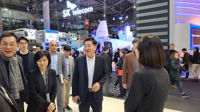한종희 삼성전자 DX부문장(부회장)이 MWC 2023 전시관을 둘러보는 모습ⓒ연합