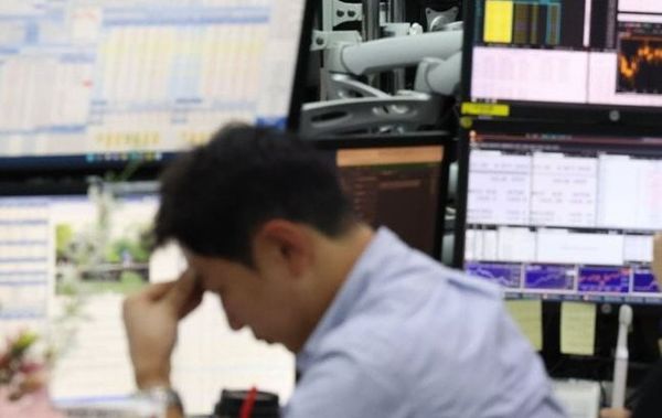 2월 코스피 지수는 1.36% 하락했다. 직전월 8.44%나 오르며 증시에 온기가 돌았던 것과 대조적이다. 3월 주식시장은 미국 연방공개시장위원회(FOMC) 이후 기준금리 인상 발표가 있기 전까지 변동성을 보일 것으로 예상된다.ⓒ연합