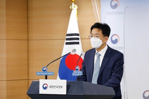 양청삼 개인정보보호위원회 조사조정국장이 지난해 9월 14일 서울 종로구 정부서울청사 3층 합동브리핑룸에서 '구글과 메타의 개인정보 불법 수집에 대한 제재 처분 결과'를 브리핑 하고 있다.ⓒ개인정보위