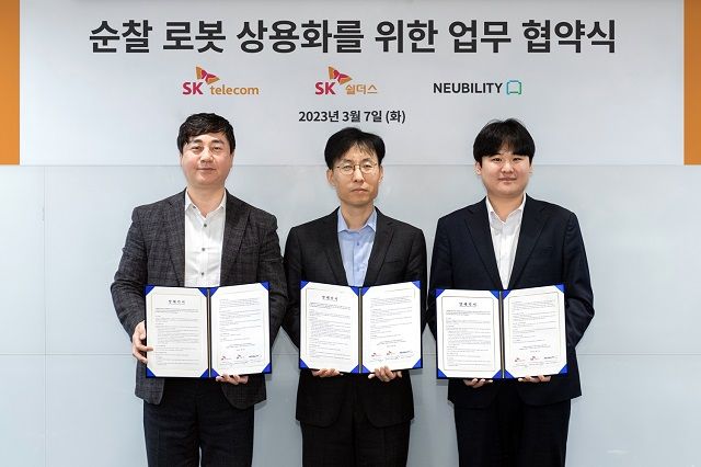 김윤호 SK쉴더스 성장추진실장(왼쪽부터), 최낙훈 SKT Industrial AIX CO 담당, 이상민 뉴빌리티 대표가 MOU 체결 기념촬영을 하고 있다.ⓒSK쉴더스