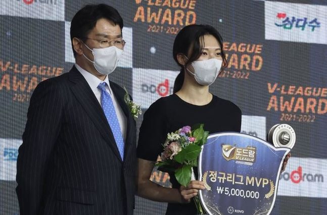 2022년 4월 18일 그랜드하얏트 서울에서 열린 프로배구 시상식에서 여자부 MVP 양효진이 조원태 한국배구연맹 총재와 기념 촬영하고있다. ⓒ연합뉴스