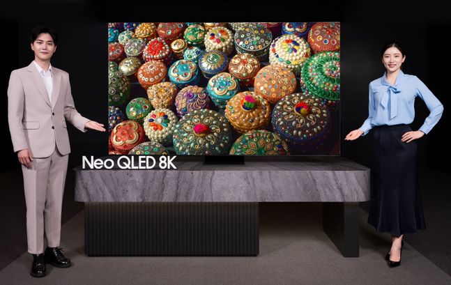 삼성전자 모델이 프리미엄 TV 시장을 주도하고 있는 Neo QLED 8K 2023년형 신제품을 소개하고 있는 모습ⓒ삼성전자