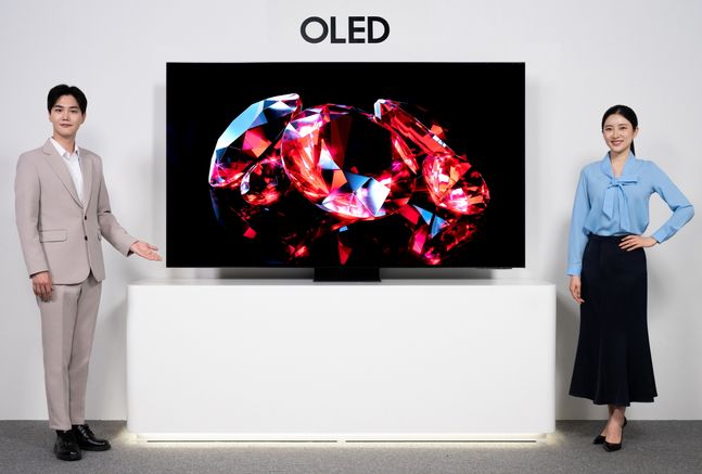 삼성전자 모델이 올해 국내 시장에 첫 선을 보이는 삼성 OLED TV를 소개하고 있는 모습ⓒ삼성전자