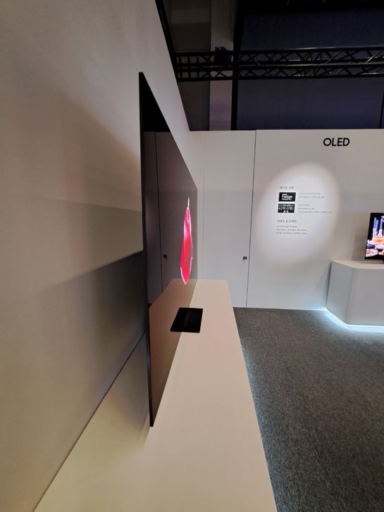 삼성전자가 올해 국내 시장에 첫 선을 보이는 OLED TV. 약 11mm의 얇고 균일한 두께를 자랑한다.ⓒEBN