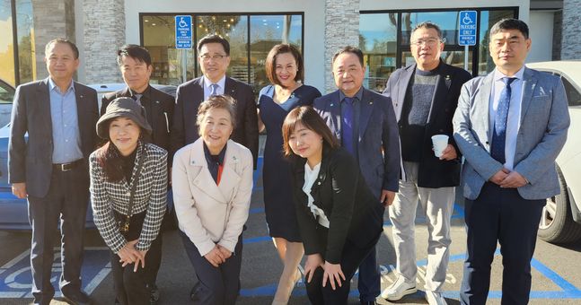 한국농수산식품유통공사 김춘진 사장(둘째줄 좌측3번째), 어바인시 태미 김 부시장(둘째줄 우측4번째), 로스앤젤레스 세계한인무역협회 에드워드 손 회장(둘째줄 우측3번째), 로스앤젤레스 세계한인무역협회 이교식 이사장(둘째줄 좌측2번째)ⓒ한국농수산식품유통공사