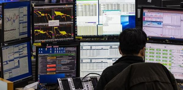 3월 연방공개시장위원회(FOMC)를 앞두고 미국 실리콘밸리은행(SVB) 파산으로 금리 인상 전망이 급변하고 있다. 급격한 금융시장 변화에 안전자산 선호 심리가 커지면서 국내증시를 떠받치던 외국인 투자자들의 이탈이 우려된다.ⓒ연합