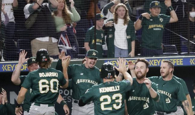 13일 일본 도쿄돔에서 열린 2023 월드베이스볼클래식(WBC) B조 본선 1라운드 호주와 체코의 경기. 8회초 무사 1,3루 상황에서 호주 홀이 2타점 3루타를 치자 더그아웃 선수들이 환호하고 있다.ⓒ연합뉴스 