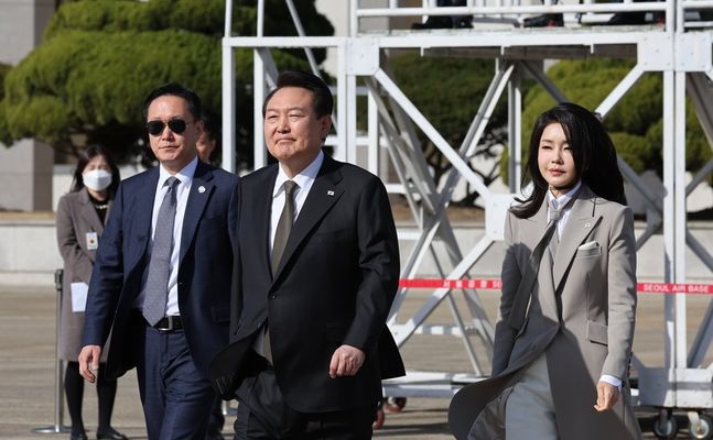윤석열 대통령과 김건희 여사가 16일 오전 성남 서울공항에 도착, 공군 1호기로 향하고 있다.ⓒ연합