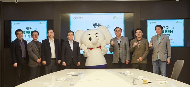 김준 SK이노베이션 부회장(오른쪽에서 3번째)과 임홍재 국민대 총장(왼쪽에서 4번째)이 16일 오후 서울 종로구 SK서린빌딩에서 