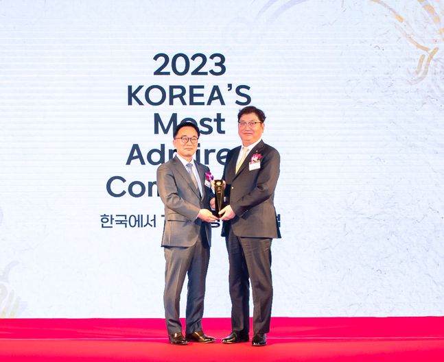 에쓰오일 서정규 국내영업본부장(왼쪽)과 한국능률협회컨설팅(KMAC) 한수희 대표이사 사장.ⓒ에쓰오일