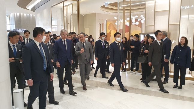 베르나르 아르노 루이뷔통모에헤네시(LVMH) 회장이 20일 잠실 에비뉴엘에서 신동빈 롯데 회장과 신유열 롯데케미칼 상무와 만났다.ⓒ연합