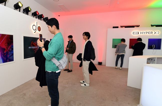BAT로스만스에서 글로 하이퍼X2출시를 기념해 서울 익선동에 오픈한 팝업‘글로스튜디오’에서 모델들이 체험을 하고 있다.ⓒBAT로스만스