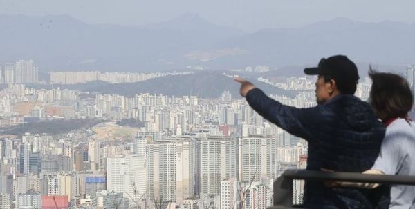 서울 남산에서 시민들이 늘어선 시내 아파트들을 바라보고 있다. ⓒ연합