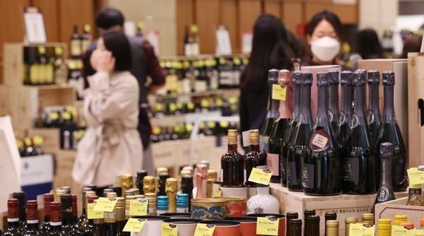 서울 시내 한 매장에서 소비자들이 와인을 둘러보고 있다. ⓒ연합뉴스