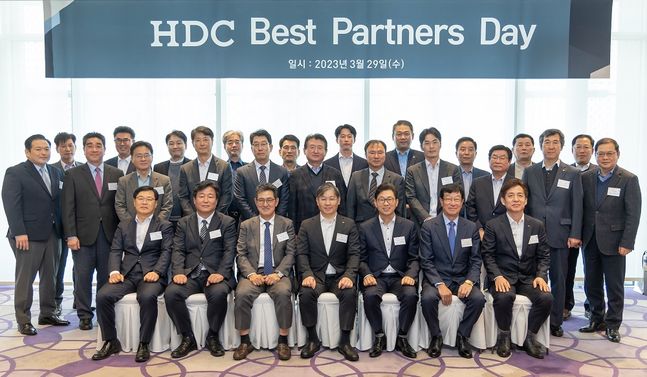 HDC현대산업개발은 29일 서울 강남구 삼성동 파크하얏트 서울에서 ‘베스트파트너스데이(Best Partners Day)’ 행사에서 우수협력사에 표창장을 수여하고 기념촬영을 했다.ⓒHDC현대산업개발