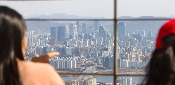 시민들이 서울 남산에서 시내 아파트들을 바라보고 있다. ⓒ연합