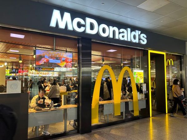 동원그룹이 맥도날드 인수합병을 변동없이 진행 중이다. 사진은 서울 시내 맥도날드 매장 입구.ⓒebn