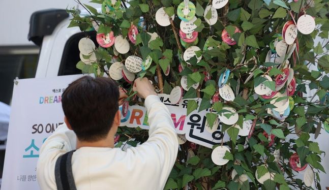 부산시는 실사단이 부산에 도착하는 4일부터 유치 열기를 체감할 수 있도록 부산역에서 시민 수 천 명이 자발적으로 동참하는 대형 환영행사를 준비에 나섰다. 실사단은 열차 편으로 부산역에 도착해 나흘간의 일정을 시작한다. ⓒ연합