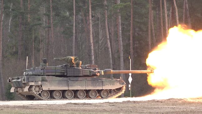 	폴란드에서 포 사격 시험 중인 K2 전차.ⓒ현대로템