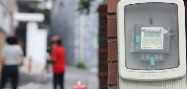 정부와 여당이 전기·가스요금 인상을 두고 팽팽한 긴장감이 감돌고 있다. 산업통상자원부는 한국전력·한국가스공사 경영난을 감안하면 요금 인상이 불가피하다는 입장이지만 여당은 공공요금 인상에 속도조절이 필요하다며 맞서고 있다.ⓒ연합