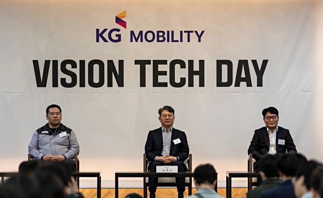 곽재선 KG 모빌리티 회장(가운데), 선목래 KG 모빌리티 노조위원장(왼쪽), 정용원 KG 모빌리티 대표이사(오른쪽 첫번째). ⓒKG 모빌리티