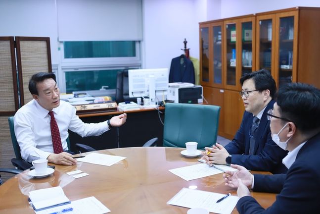 서일준 국회의원이 5일 공정거래위원회 시장구조개선정책관을 만나 공정위가 한화와 대우조선간의 기업결합승인 심사를 조속히 해줄 것을 촉구했다.ⓒ서일준 의원실