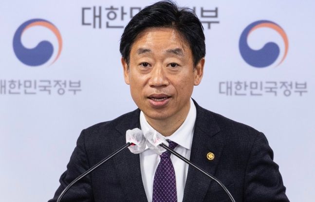 오태석 과학기술정보통신부 1차관이 5일 오전 서울 종로구 정부서울청사 기자회견장에서 3대 주력 기술 미래 연구·개발 전략발표에 대한 사전 브리핑을 하고 있다. ⓒ연합