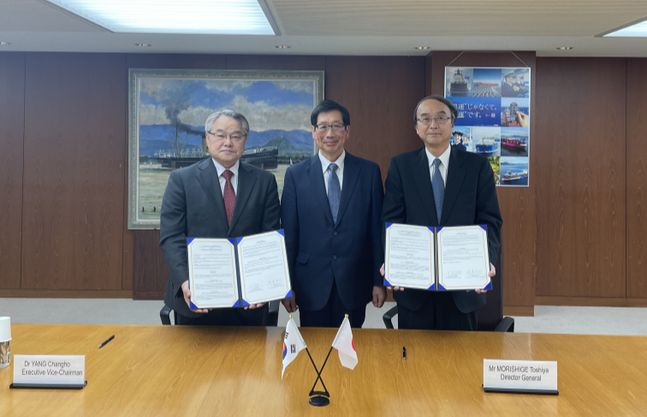 지난 17일 일본 도쿄 소재 해운빌딩에서 열린 협약식에 참석한 양창호 한국해운협회 상근부회장(사진 왼쪽)이 일본선주협회 모리시게 토시야 이사장(사진 왼쪽) 및 토모다 케이지 부회장(사진 가운데)과 기념촬영을 하고 있다.ⓒ한국해운협회