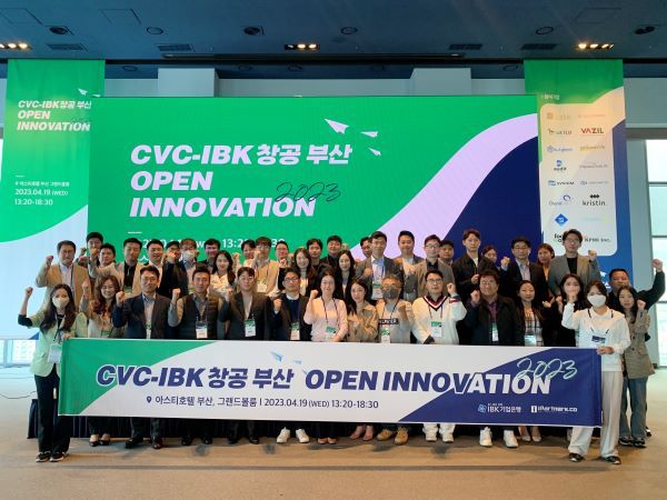행사에 참석한 대중견기업·CVC 관계자들과 IBK창공 혁신창업기업 대표자들이 기념촬영을 하고 있다. ⓒIBK기업은행