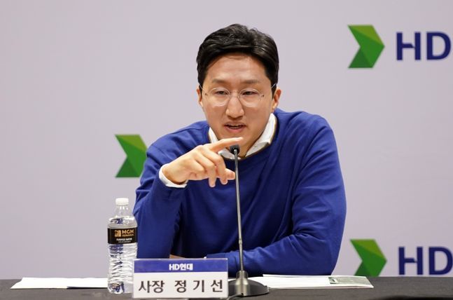 정기선 HD현대 대표가 4일(현지시각) 미국 라스베이거스에 개최한 기자간담회에서 질문에 답하고 있다.ⓒHD현대