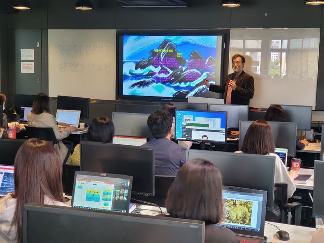 안종배 국제미래학회장이 22일 동국대 미래융합교육원 학술관에서 열린 챗GPT 인공지능 실용 전문가 과정에서 참석자를 대상으로 챗GPT를 활용해 AI 시화를 만드는 과정을 설명하는 모습ⓒ