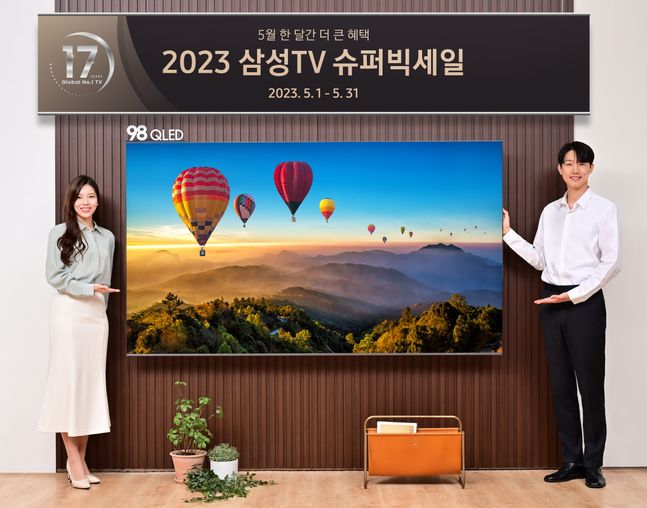 삼성전자 모델이 서울 논현동에 위치한 삼성스토어 청담점에서 ‘2023 삼성 TV 슈퍼빅세일’을 소개하고 있는 모습.ⓒ삼성전자