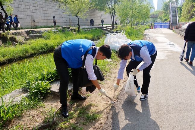 동양생명 임직원들이 청계천 일대에서 환경정화 활동을 하고 있다.ⓒ동양생명