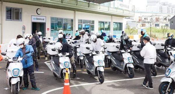 삼성화재와 현대해상이 최근 이륜차 운전자보험을 출시했다. 배달 시장이 급성장하면서 이들 수요를 잡기 위한 것으로 보인다. 사진은 배민라이더스쿨 안전교육 현장모습ⓒ우아한형제들