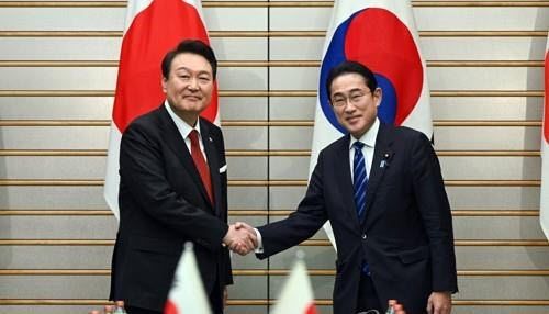 지난 3월 한일 정상회담에서 악수 나누는 한일 정상.ⓒ연합