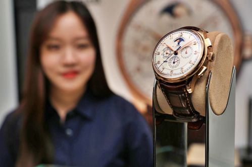 롯데백화점 본점 에비뉴엘 'IWC' 매장에서 '포르투기저 그랑 컴플리케이션'을 구경하는 고객.ⓒ롯데백화점