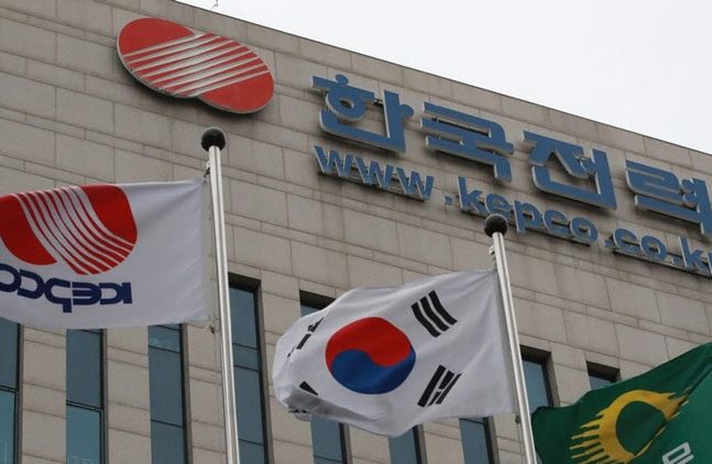 한국전력이 25조원 규모의 재무개선을 골자로 한 창사 이래 최대 규모의 자구방안을 발표했다. 이와 함께 정승일 한국전력 사장은 사의를 표명했다. 한전의 자구안 발표와 정 사장의 사의 표명이 동시에 이뤄짐에 따라 정부의 전기요금 인상 결정만 남겨놓게 됐다.ⓒ연합