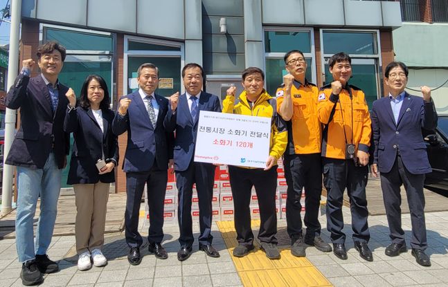 11일 홈플러스가 대구 서구 신평리시장에서 ‘전통시장 화재 예방을 위한 소화기 전달식’을 진행했다. (왼쪽부터) 조명현 홈플러스 내당점장, 황해범 대구상인연합회 부회장이 기념 촬영을 하고 있다.ⓒ홈플러스 