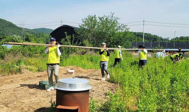 NH농협카드 임직원들이 경기도 광주의 한 농가를 찾아 일손을 돕고 있다.ⓒNH농협카드 