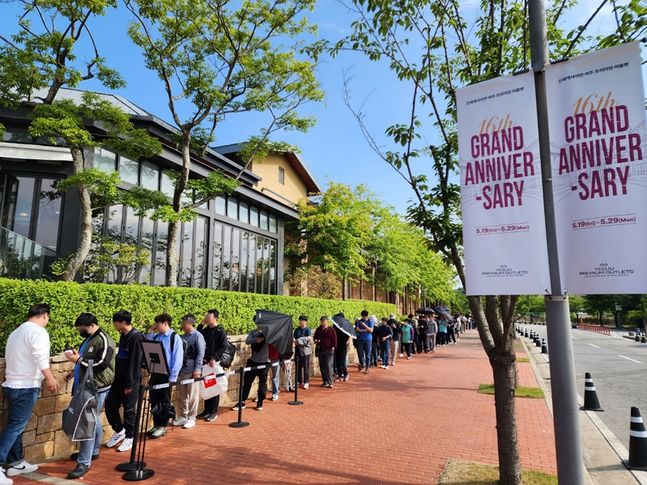 개점 16주년 맞은 여주 프리미엄 아울렛에서 한정 상품을 구매하기 위한 고객들의 대기 행렬 모습. ⓒ신세계사이먼