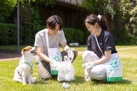 현대백화점이 반려견과 함께하는 플로깅(plogging) 이벤트를 연다.ⓒ현대백화점