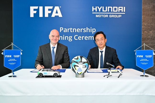 김걸 현대자동차그룹 기획조정실장 사장(오른쪽)과 지안니 인판티노(Gianni Infantino) FIFA 회장(왼쪽)이 조인식 이후 기념 촬영을 하는 모습ⓒ현대차그룹