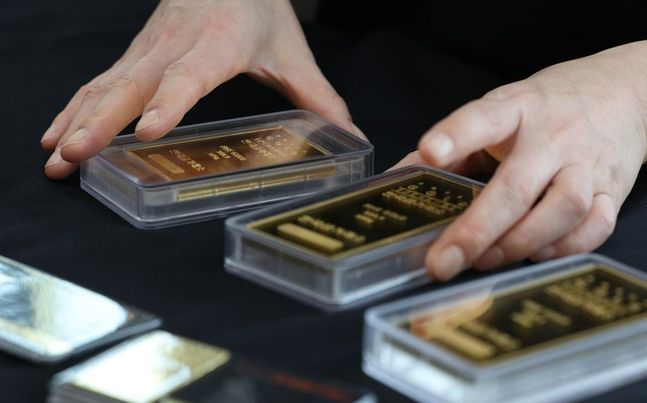 가파르게 상승하던 금 가격이 약세 흐름을 보이고 있지만 시장 전문가들은 하반기 금 가격이 더 오를 수 있다고 전망하고 있다. 서울 종로구 한국금거래소에 진열된 골드바.ⓒ연합
