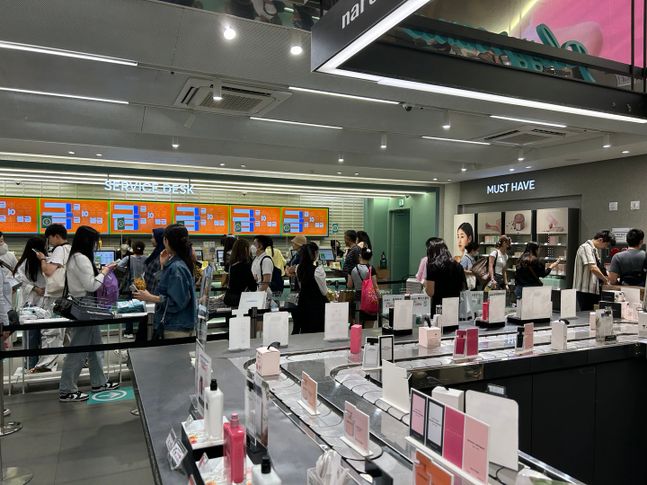 지난 주말 명동 올리브영 플래그십 스토어 계산대에 방문객들이 줄을 서고 있다.ⓒebn