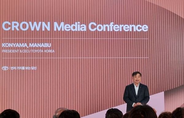 콘야마 마나부 토요타코리아 사장이 5일 서울옥션 강남센터에서 열린 미디어 컨퍼런스에서 플래그십 모델 크라운을 소개하고 있다.ⓒ천진영 기자