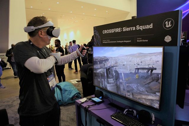 지난 3월 열린 'GDC 2023'에서 관람객이 '크로스 파이어 : 시에라 스쿼드'를 시연하고 있다.ⓒ스마일게이트