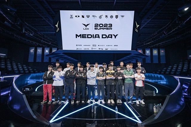 LCK 2023 서머 리그에 참가하는 선수와 감독들이 기념촬영을 하고 있다.ⓒ라이엇게임즈