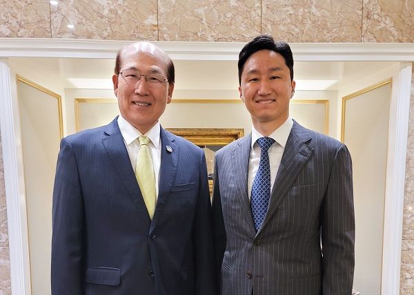 정기선 HD현대 사장(오른쪽)은 임기택 IMO 사무총장과 만나 글로벌 조선 및 해운업계의 주요 현안에 대해 논의했다ⓒHD현대