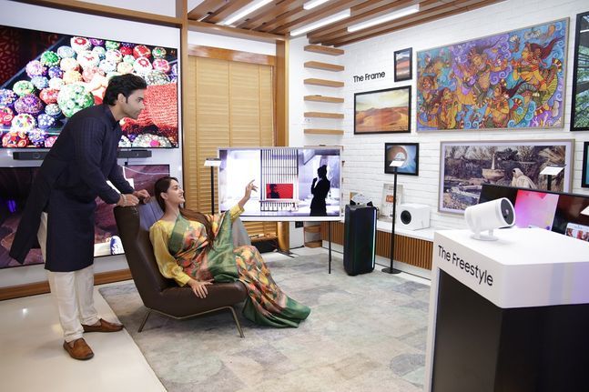 삼성전자 모델이 인도 방갈로르 삼성 오페라 하우스에서 열린 2023년 Neo QLED 제품 공개 행사에서 다양한 삼성 TV 신제품들을 선보이는 모습ⓒ삼성전자